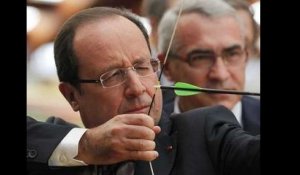 JO : Hollande rend visite aux athlètes français, s'essaie au tir à l'arc