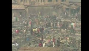 Un bidonville de Lagos en proie aux flammes
