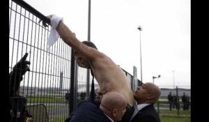 Air France : le DRH déshabillé par les grévistes 