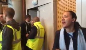 Air France : le désarroi d'une employée dans la salle des négociations