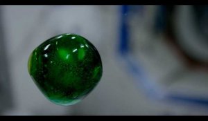 Des astronautes créent des bulles effervescentes colorées