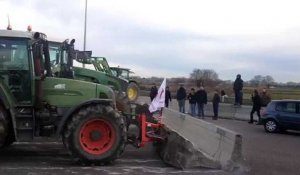 Arles : les agriculteurs bloquent le péage