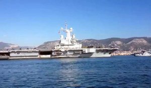 Le "Charles de Gaulle" largue les amarres et quitte Toulon