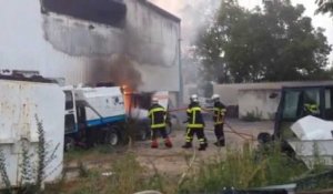 Important incendie dans un entrepôt de camions de service à Avignon