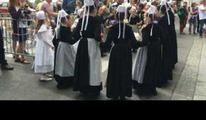 Le défilé des enfants au festival de Cornouaille