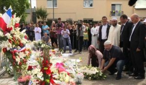 Les musulmans se recueillent devant l'église Saint-Etienne