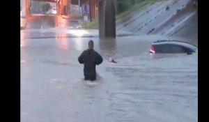 Inondations à Houston: un reporter de la télévision locale sauve un homme en direct