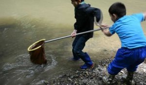 Les enfants réfugiés ont pêché, pour la première fois de leur vie, dans une des rivières de Roisin