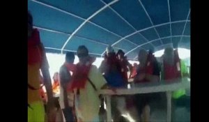 Une étudiante filme un catamaran de touristes chavirant et coulant au large du Costa Rica sur lequel elle se trouve