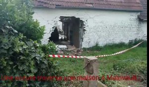 Mainvault: une voiture traverse une maison de part en part