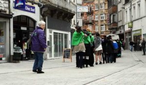 Marche à reculons dans le piétonnier d'Arlon pour défendre la sécurité sociale