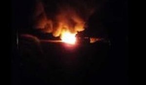 Une voiture en feu sur la route de Binche à Hornu
