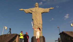 La flamme olympique arrive devant la statue du Christ rédempteur