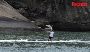 Rio: la torche olympique se balade en surf