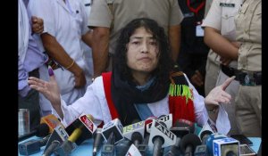 Une militante indienne des droits de l'homme met fin à seize ans de grève de la faim
