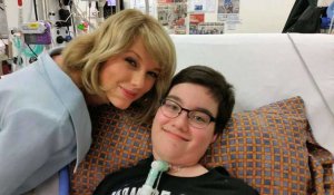 Taylor Swift rend une visite surprise à des enfants hospitalisés