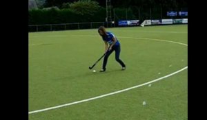 L'Amaytoise Sophie Feyen (future Miss Liège?) joue au hockey à Huy