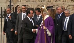 Prêtre égorgé: Hollande quitte Notre-Dame après la messe