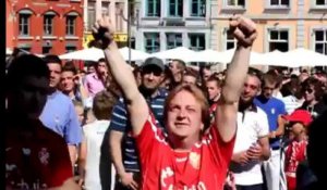 Les supporters du RAEC célèbrent le premier but montois sur la Grand-Place