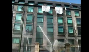 Manifestation des pompiers: le bâtiment de la Région bruxelloise arrosé