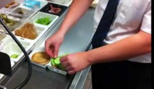 Préparation d'un Royal-O-Fish au McDonald's de Messancy