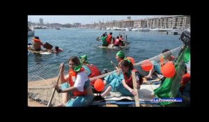 Marseille : les étudiants traversent le Vieux-Port