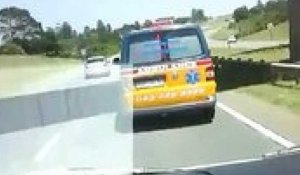 Afrique du Sud: course folle de 2 ambulances pour être les premières sur le lieu d'un crash. Incroyable!