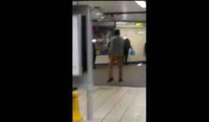 Attaque au couteau dans le métro de Londres: l'arrestation filmée en direct