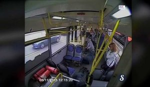 Le crash d'un bus filmé de l'intérieur