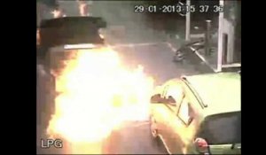 Explosion d'une voiture au LPG à la pompe à essence Piron à Herstal
