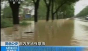 Inondations en Chine : un couple échappe de peu à la mort