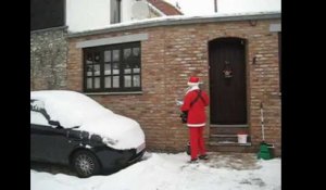 Le facteur père Noël dans la neige