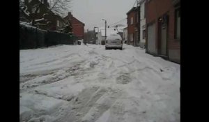 Le facteur père Noël dans la neige