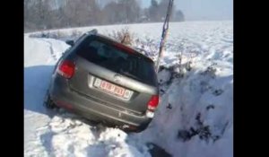 Mouscron: Dépannage d'une voiture dans un fossé en vidéo