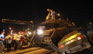 Des bâtons contre des tanks : face-à-face entre l'armée turque et la population à Istanbul