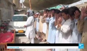Pakistan : les Pakistanais pleurent leurs morts après l'attentat-suicide meurtrier de Quetta