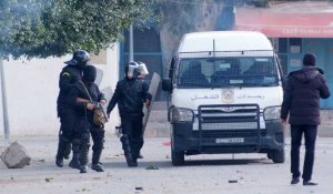Un policier tué après des heurts avec des manifestants près de Kasserine
