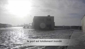 Vagues submersives sur le port de Saint-Guénolé