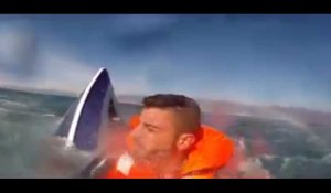 Des garde-côtes turques sauvent par hélicoptère un migrant désespéré dans la mer Egée