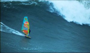 Windsurf: Jason Polakow surfe la vague géante de Nazaré