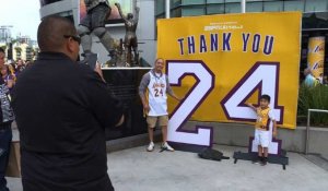 Les fans des Lakers attendent le dernier match de Kobe Bryant