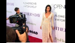 Exclu vidéo : Shay Mitchelle rayonnante sur le red carpet pour le film Mothers Day !