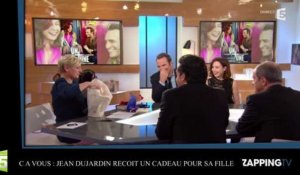 C à Vous : Jean Dujardin reçoit un cadeau pour sa fille