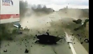 Accident choc en Russie : il est sauvé par l'explosion de sa voiture !