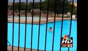 Il se jette dans une piscine municipale entièrement nu !