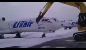 Licencié, le salarié d'un aéroport pulvérise un avion à la pelleteuse en représailles (vidéo)