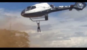 Un homme fait une terrible chute en tombant d'un hélicoptère (vidéo)