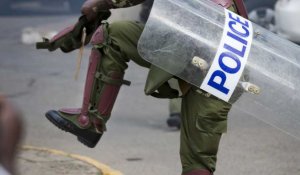 Kenya : un manifestant roué de coups par la police
