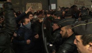 Des manifestants protestent lors de l'évacuation des migrants du lycée Jean Jaurès à Paris