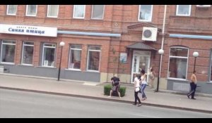 Une mamie harcèle des passants en leur réclamant une fessée (vidéo)